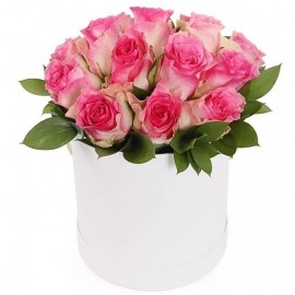 Rozā rozes cilindra ziedu kastē