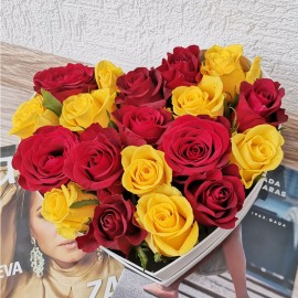 Sarkanas un dzeltenas rozes sirds kastītē (tikai Rīga)