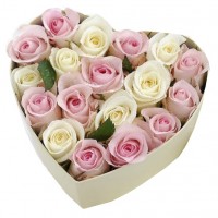 Подарочная коробка с белыми и розовыми розами в виде сердца. 